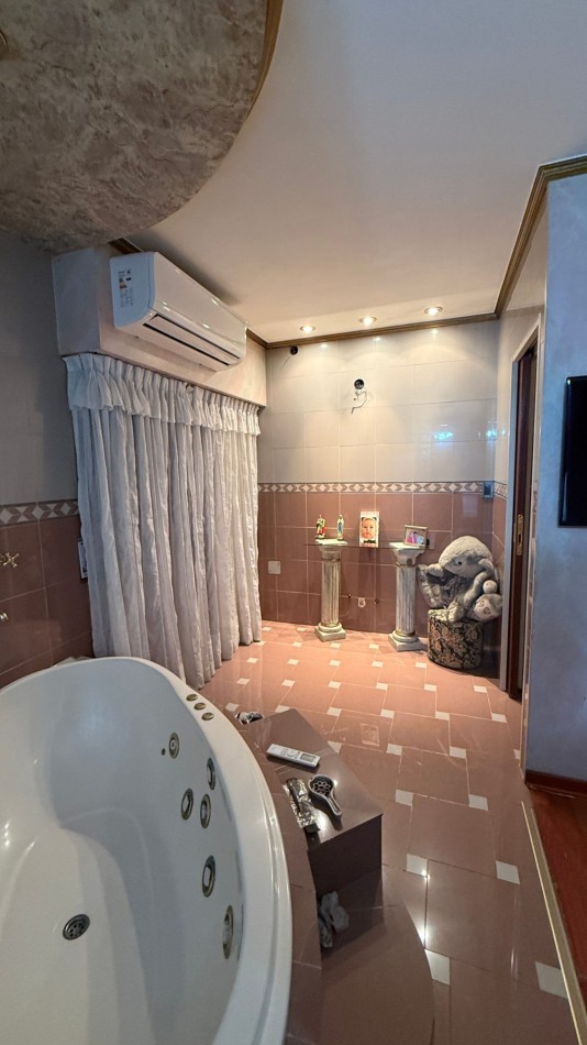 Casa 4 Ambientes con 180 m² Cubiertos, Quincho, Pileta y Garage Pasante - Ciudadela