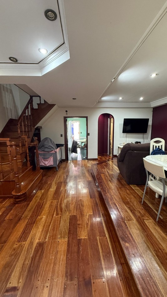 Casa 4 Ambientes con 180 m² Cubiertos, Quincho, Pileta y Garage Pasante - Ciudadela