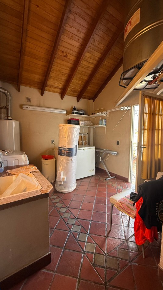 Casa 4 Ambientes con 180 m² Cubiertos, Quincho, Pileta y Garage Pasante - Ciudadela