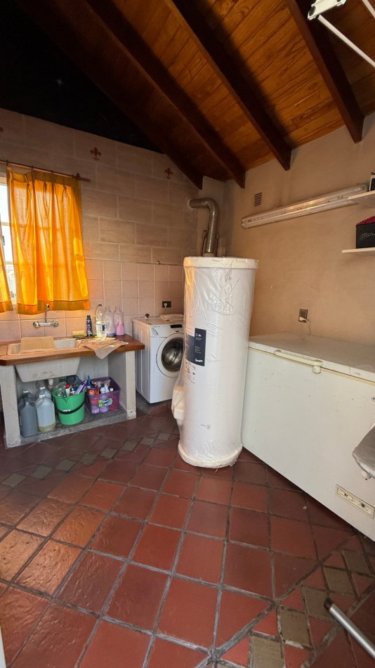 Casa 4 Ambientes con 180 m² Cubiertos, Quincho, Pileta y Garage Pasante - Ciudadela