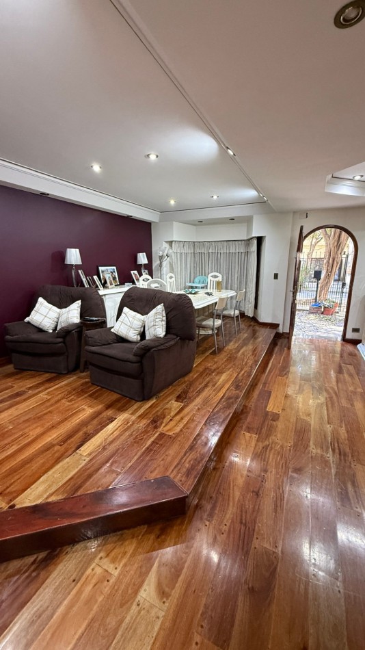 Casa 4 Ambientes con 180 m² Cubiertos, Quincho, Pileta y Garage Pasante - Ciudadela