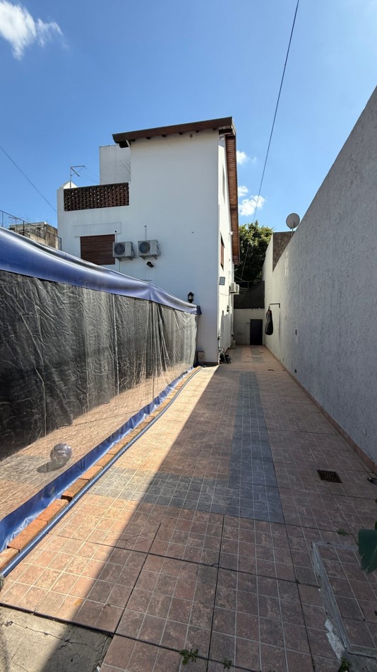Casa 4 Ambientes con 180 m² Cubiertos, Quincho, Pileta y Garage Pasante - Ciudadela