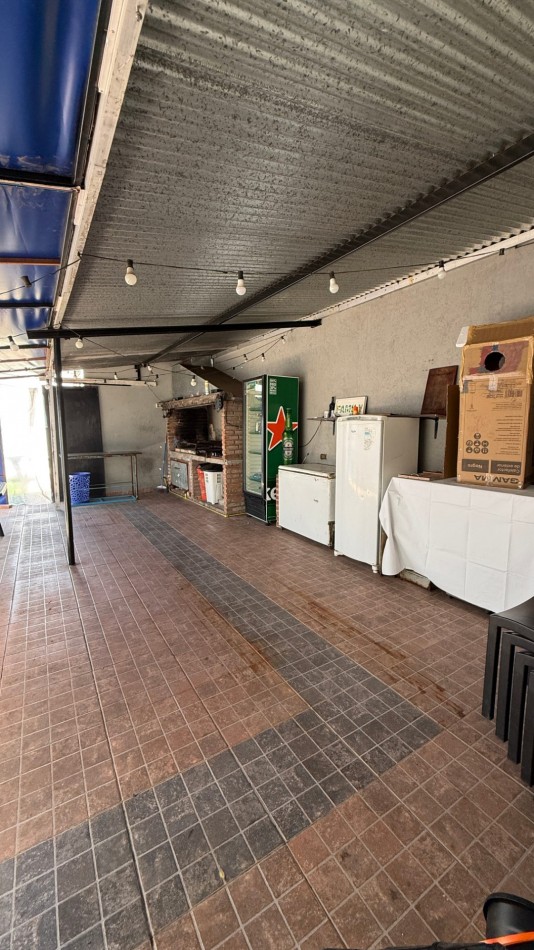 Casa 4 Ambientes con 180 m² Cubiertos, Quincho, Pileta y Garage Pasante - Ciudadela