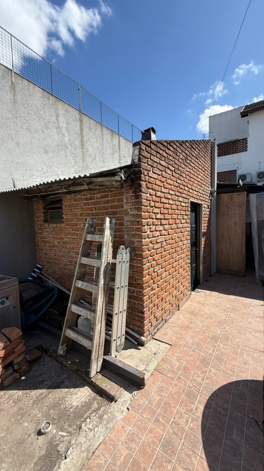 Casa 4 Ambientes con 180 m² Cubiertos, Quincho, Pileta y Garage Pasante - Ciudadela