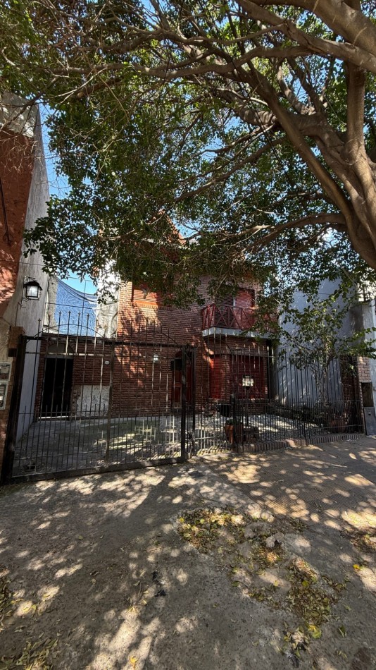 Casa 4 Ambientes con 180 m² Cubiertos, Quincho, Pileta y Garage Pasante - Ciudadela