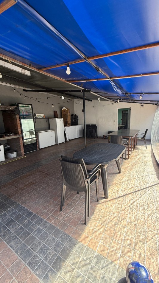 Casa 4 Ambientes con 180 m² Cubiertos, Quincho, Pileta y Garage Pasante - Ciudadela