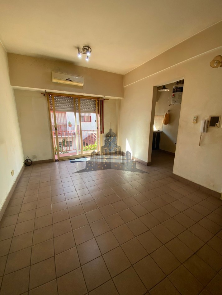 ALQUILER - DEPARTAMENTO DOS AMBIENTES - CON BALCON - CASEROS NORTE - PRIMER PISO POR ESCALERA 