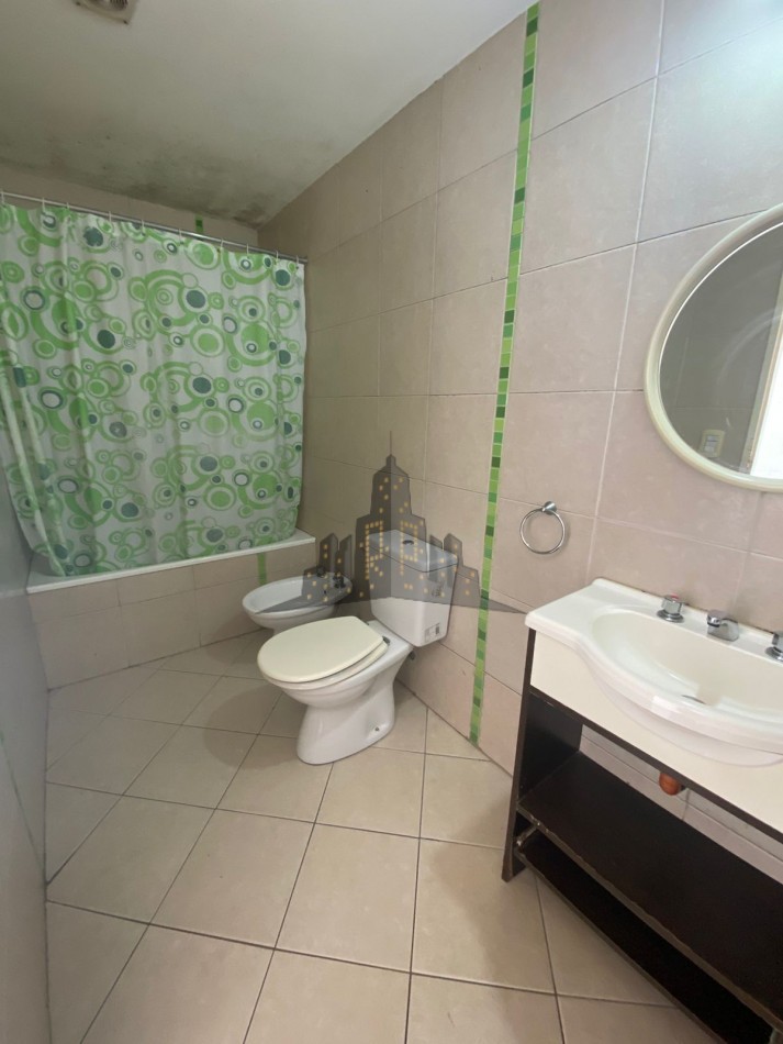 ALQUILER - DOS AMBIENTES CON BALCON - CASEROS - SEGUNDO PISO POR ESCALERA -
