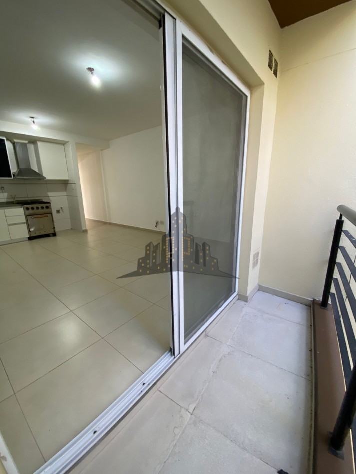 ALQUILER - CASEROS CENTRO - DOS AMBIENTES CON BALCON 