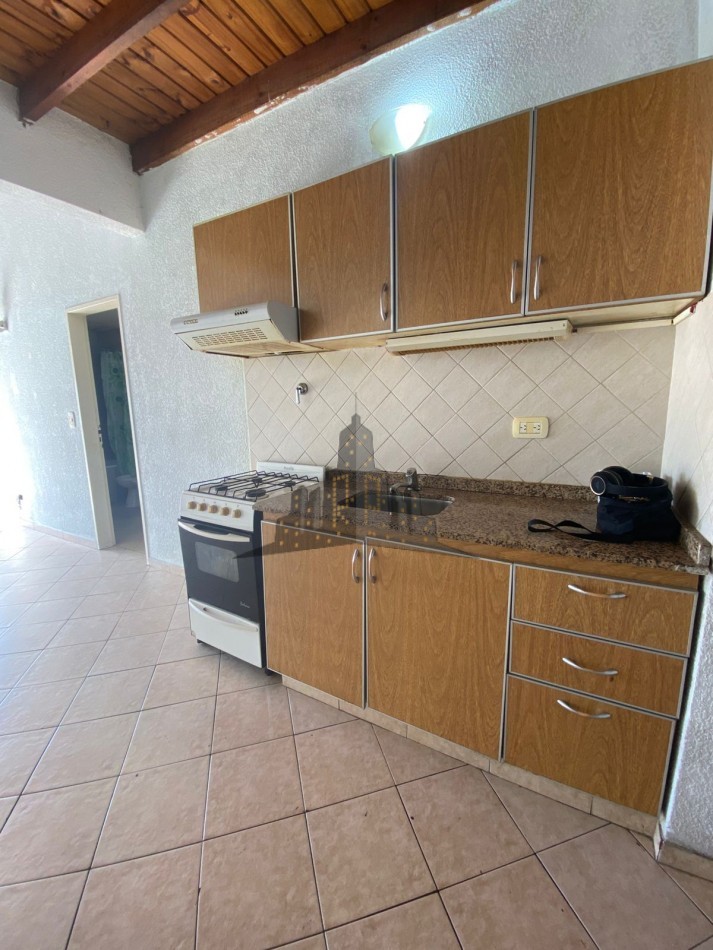 ALQUILER - DOS AMBIENTES CON BALCON - CASEROS - SEGUNDO PISO POR ESCALERA -