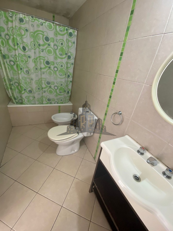 ALQUILER - DOS AMBIENTES CON BALCON - CASEROS - SEGUNDO PISO POR ESCALERA -