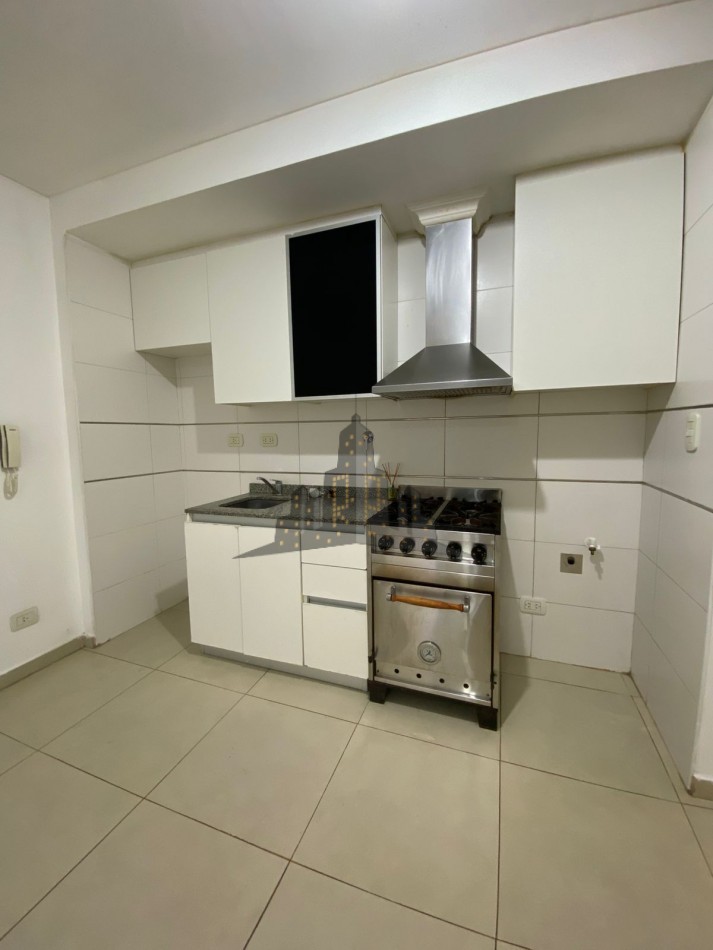 ALQUILER - CASEROS CENTRO - DOS AMBIENTES CON BALCON 