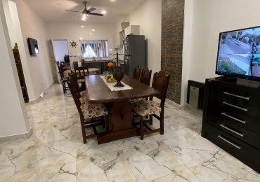 VENTA - CASA TRES AMBIENTES - LOTE PROPIO - EXCELENTE ESTADO - GARAGE - QUINCHO Y FONDO LIBRE - CASEROS - PERMUTA 