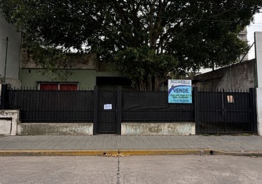 VENTA - CASA - TRES AMBIENTES - A REFACCIONAR - COCHERA PASANTE - LOTE PROPIO - IDEAL INVERSOR - GALPON FAMILIAR - TERRAZA - EXCELENTE UBICACION - CASEROS NORTE CENTRO - TRES DE FEBRERO