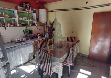 VENTA - CASA - TRES AMBIENTES - COCHERA PASANTE - LOTE PROPIO - IDEAL INVERSOR - GALPON FAMILIAR - TERRAZA - EXCELENTE UBICACION - CASEROS NORTE CENTRO - TRES DE FEBRERO